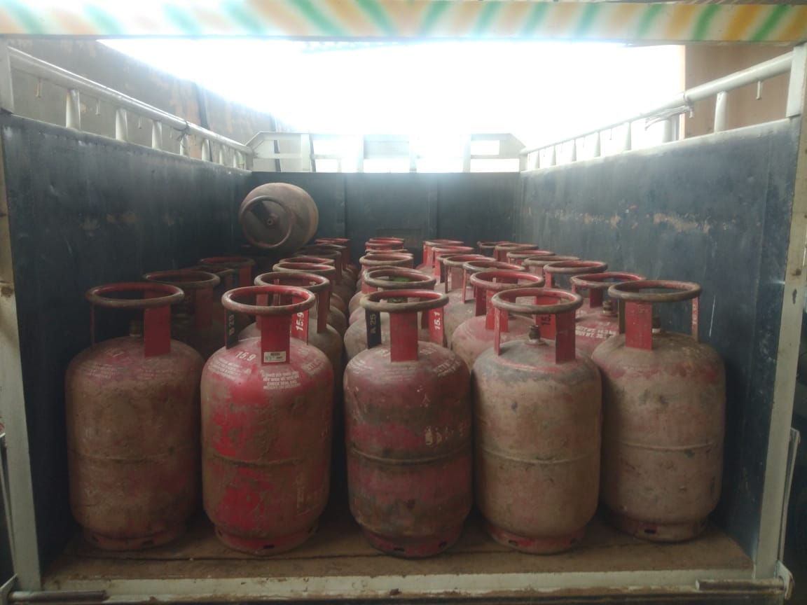 मुख्यमंत्री उड़नदस्ता टीम ने गोदाम में कार्रवाई कर 81 सिलिंडर किए जब्त