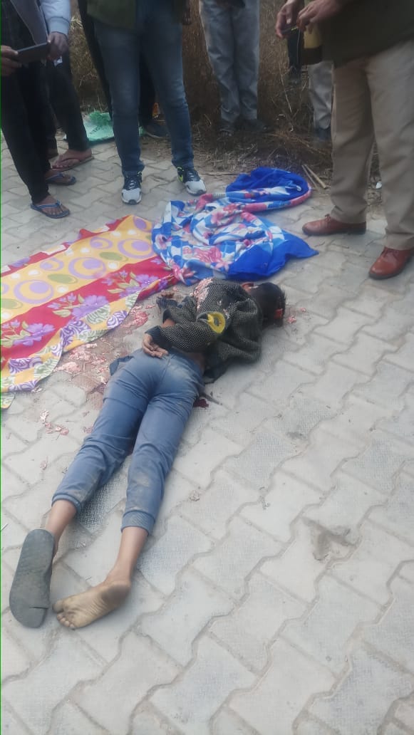 चलती ट्रैक्टर ट्रॉली से गन्ना निकालते बच्चा गिरा,
ट्रॉली के नीचे आने से मौत