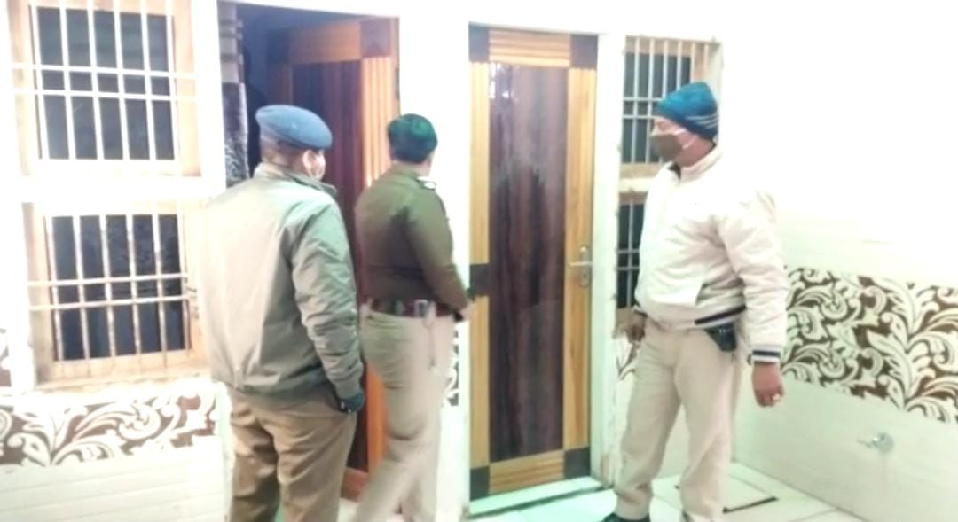गेस्ट हाउस में पुलिस ने तीन जोड़ों को पकड़ा, पूछताछ जारी