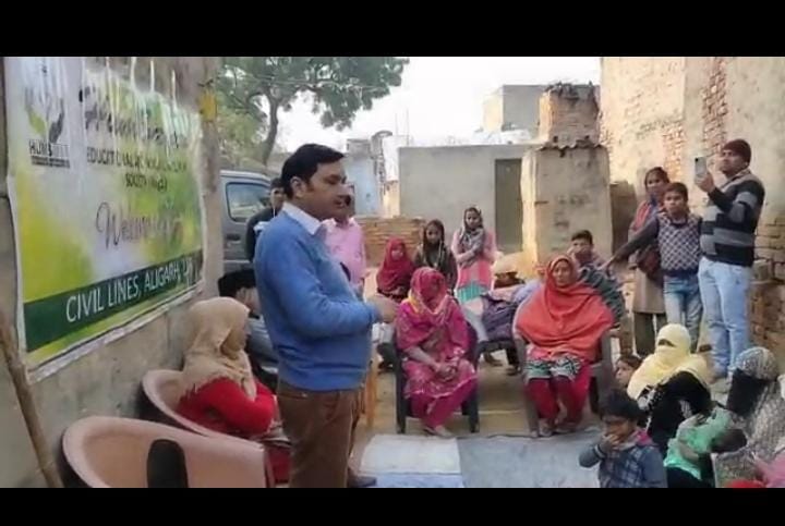 कंबल वितरण के साथ शिक्षा के प्रति जागरूक भी किया