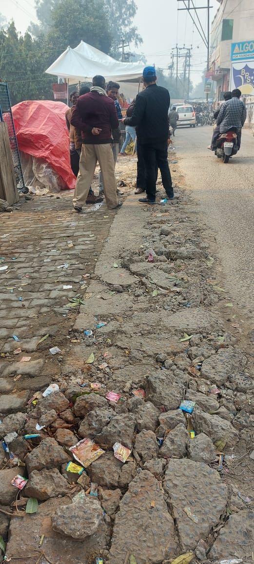 पाइप लाइन बिछाने को 2 महीने पहले खोदी सड़क, अब हो रही है दुर्घटनाएं

मौके पर पहुंचकर कांग्रेसियों ने प्रदर्शन किया, नगर निगम को चेतावनी दी