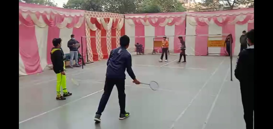 बैडमिंटन चैंपियनशिप में प्रतिभा दिखा रहे बच्चे