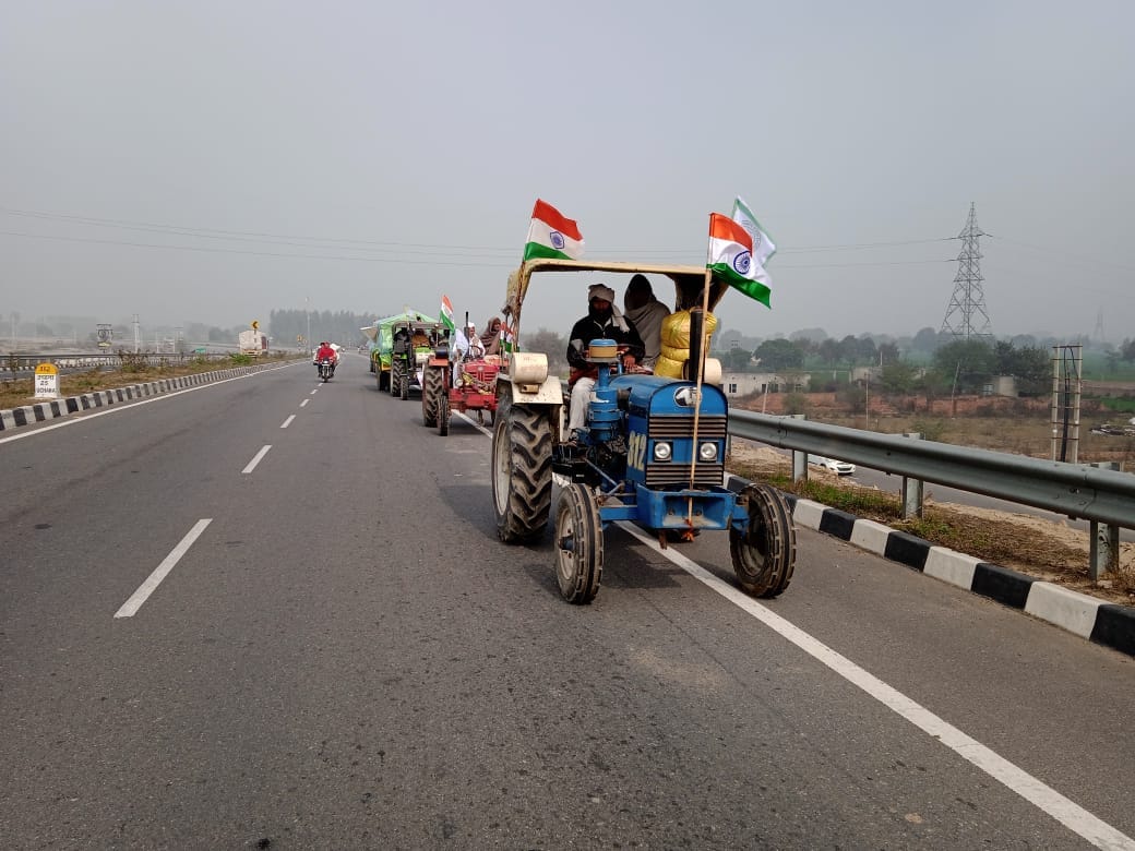 दिल्ली परेड के लिए किसानों ने किया कूच