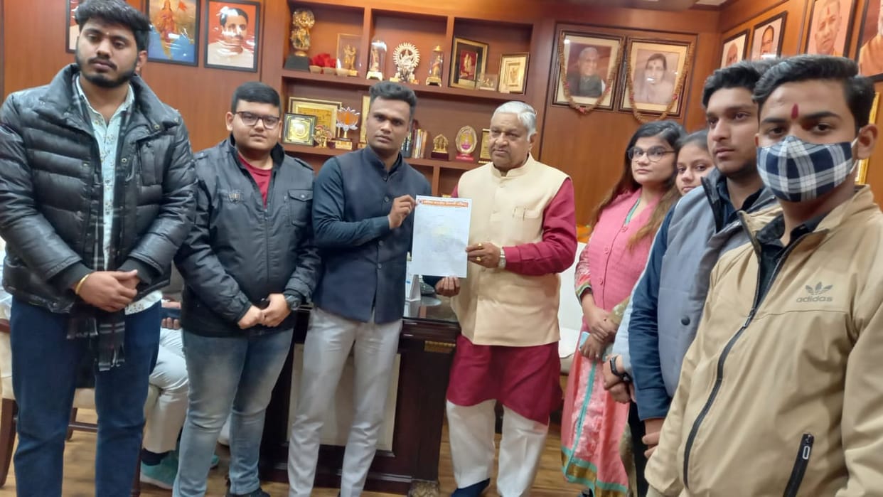 एमएमएच में सीटें बहाली की मांग, राज्यपाल के नाम दिनेश गोयल को सौंपा ज्ञापन
