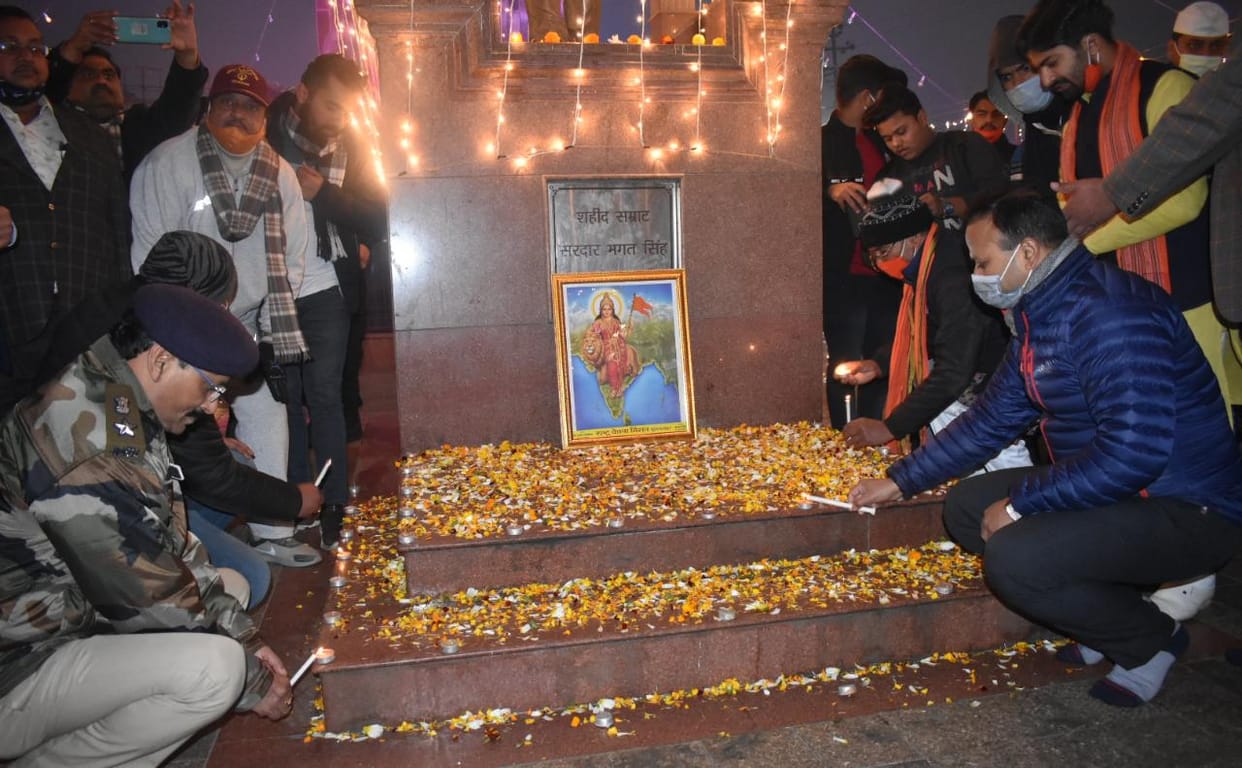 दीयो की रोशनी से जगमग हुआ क्रांतिकारियों का शहर