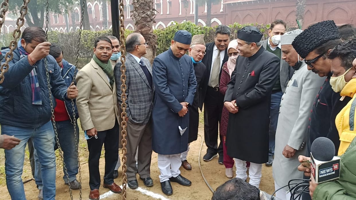 एएमयू के इतिहास को समेटे 1.5 टन वजनी टाइम कैप्सूल जमीन के 30 फीट नीचे दफन


आयोजित कार्यक्रम में कुलपति बोले जो लोग अतीत को याद नहीं रखते उन्हें इसके दोहराने का श्राप झेलना पड़ता है