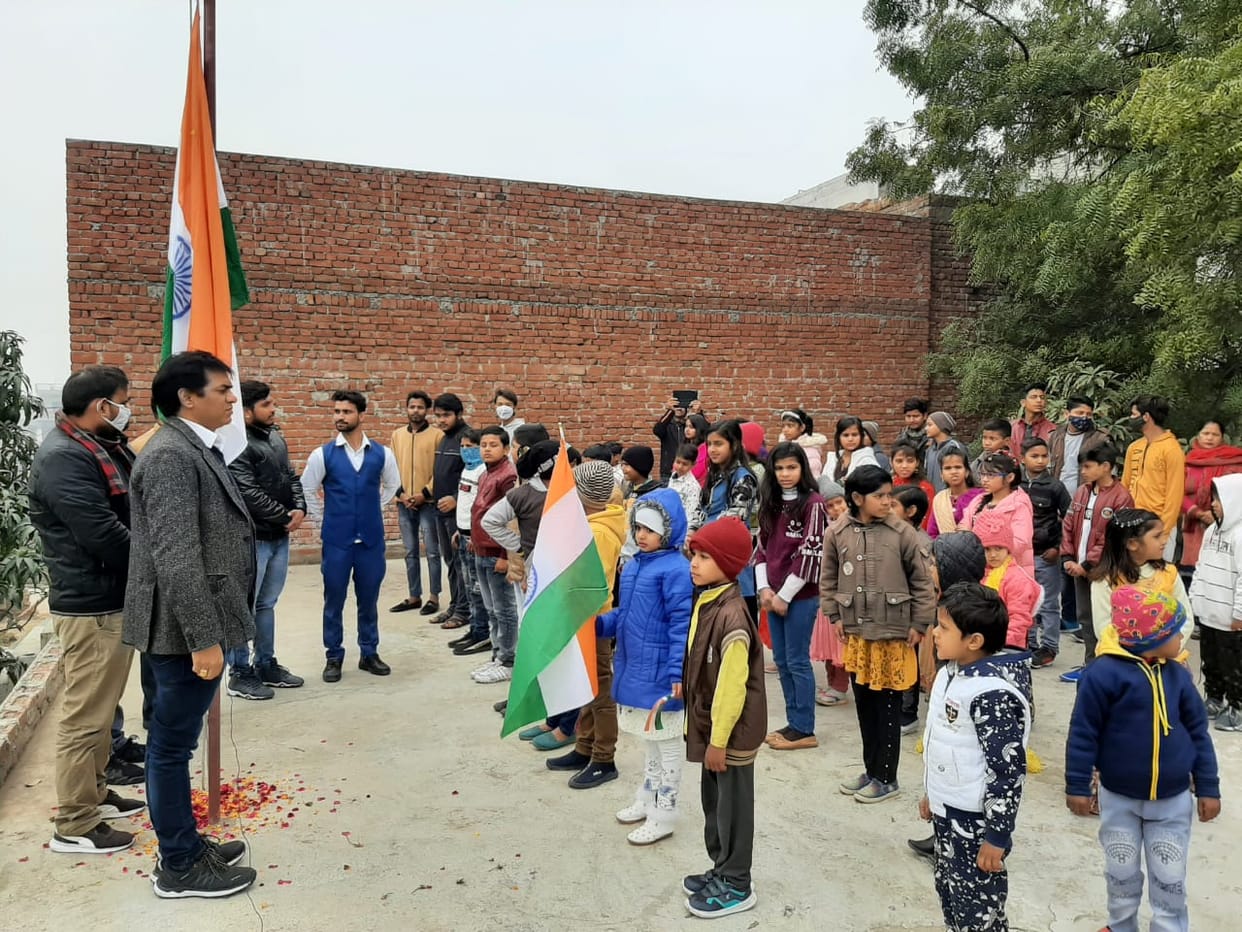 सीसीएलबी पब्लिक स्कूल में ध्वजारोहण के बाद राष्ट्रगान कराते प्रतिष्ठा आईएएस के चेयरमैन डीआर यादव।