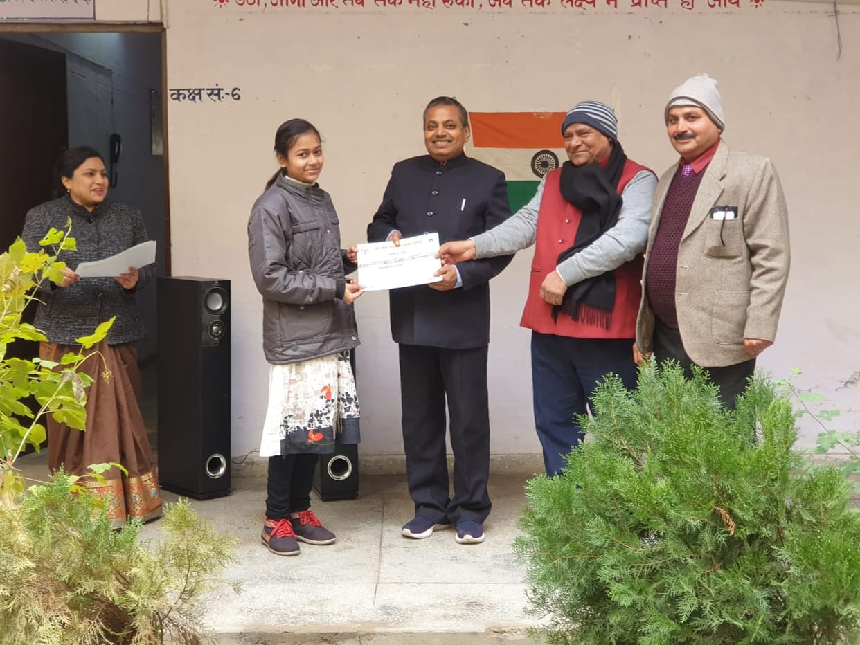गणतंत्र दिवस के अवसर पर जिला शिक्षा एवं प्रशिक्षण संस्थान में टॉपर हिमानी को सम्मानित करते प्राचार्य व उप शिक्षा निदेशक आईपीएस सोलंकी व अतिथ योगेश शर्मा, साथ में संचालन करतीं डायट प्रवक्ता मोनिका गुप्ता।