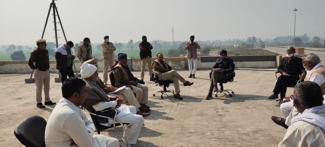 टोल खाली करवाने के लिए किसानों के साथ बैठक करने पहुंचे एसडीएम, किसान धरने पर अड़े
