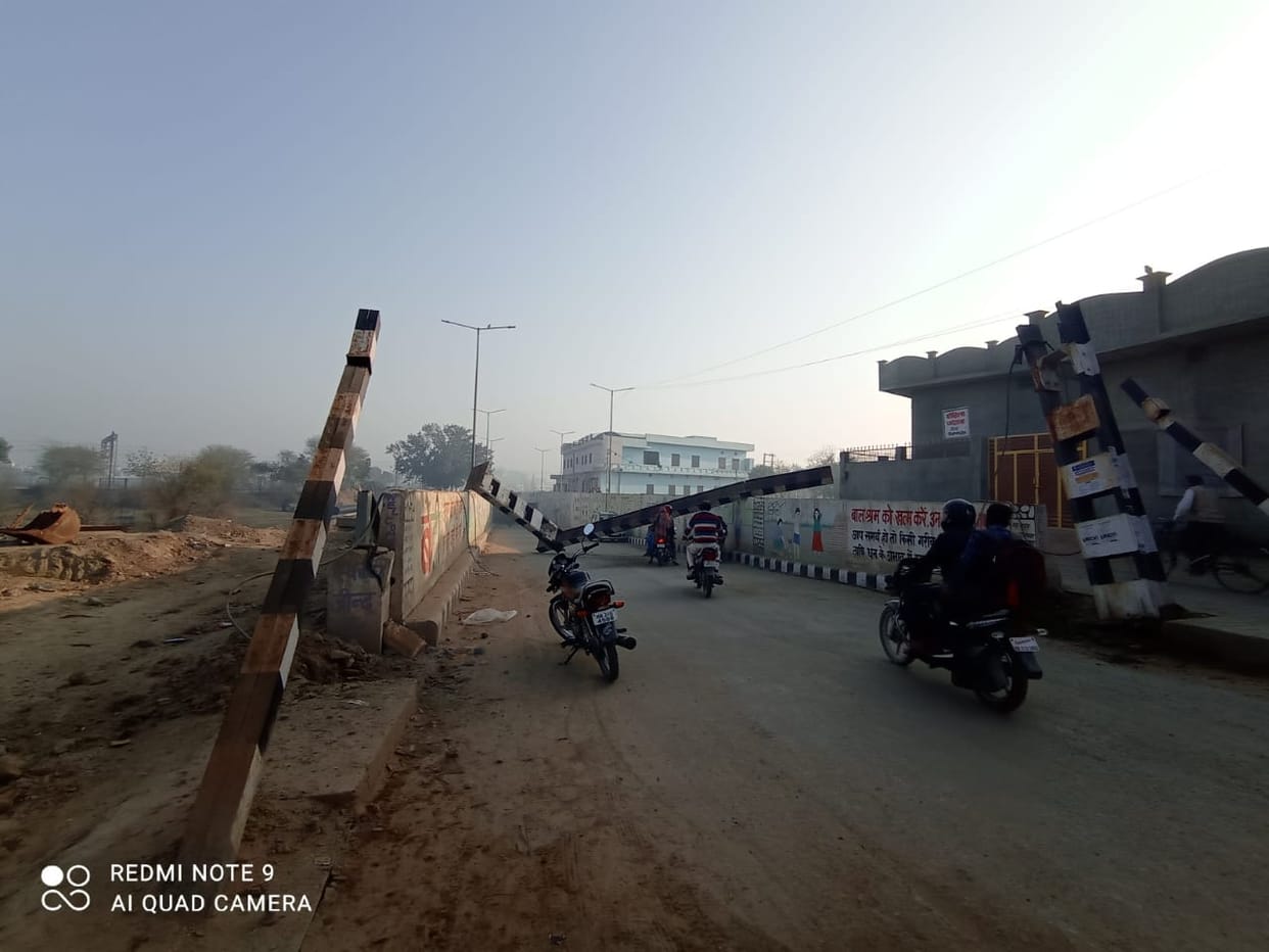 अंडरपास पर लगाये लोहे के एंगल टूटे रास्ता प्रभावित