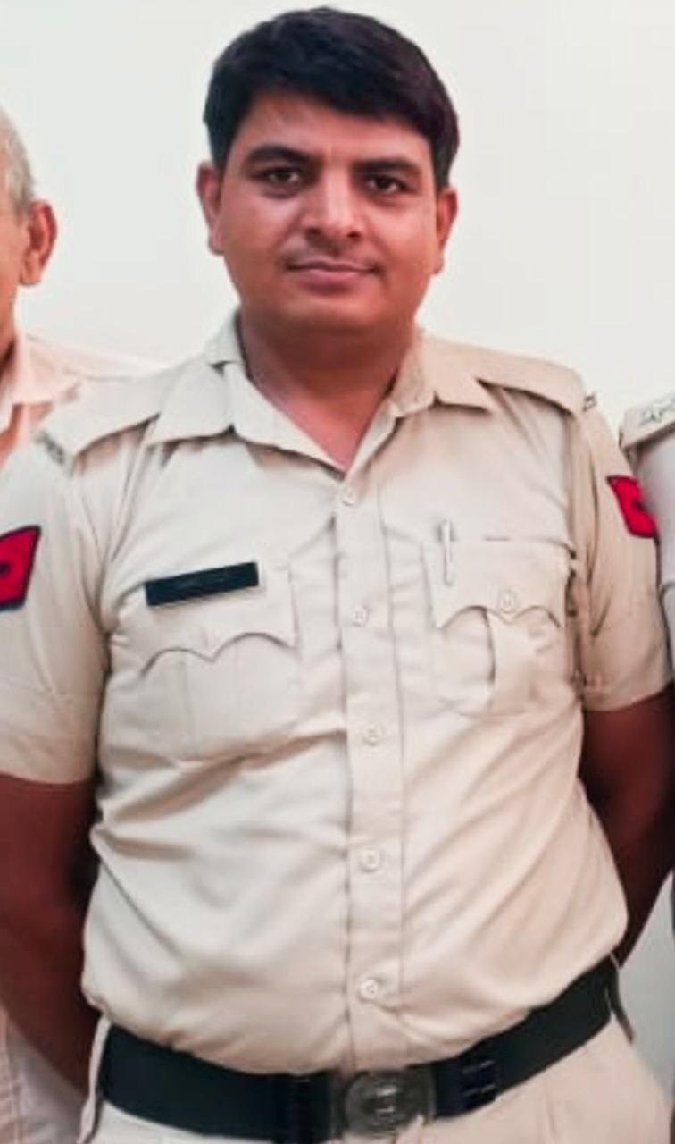 सड़क हादसे में हवलदार की मौत, तीन स्कूली बच्चों को आई मामूली चोट