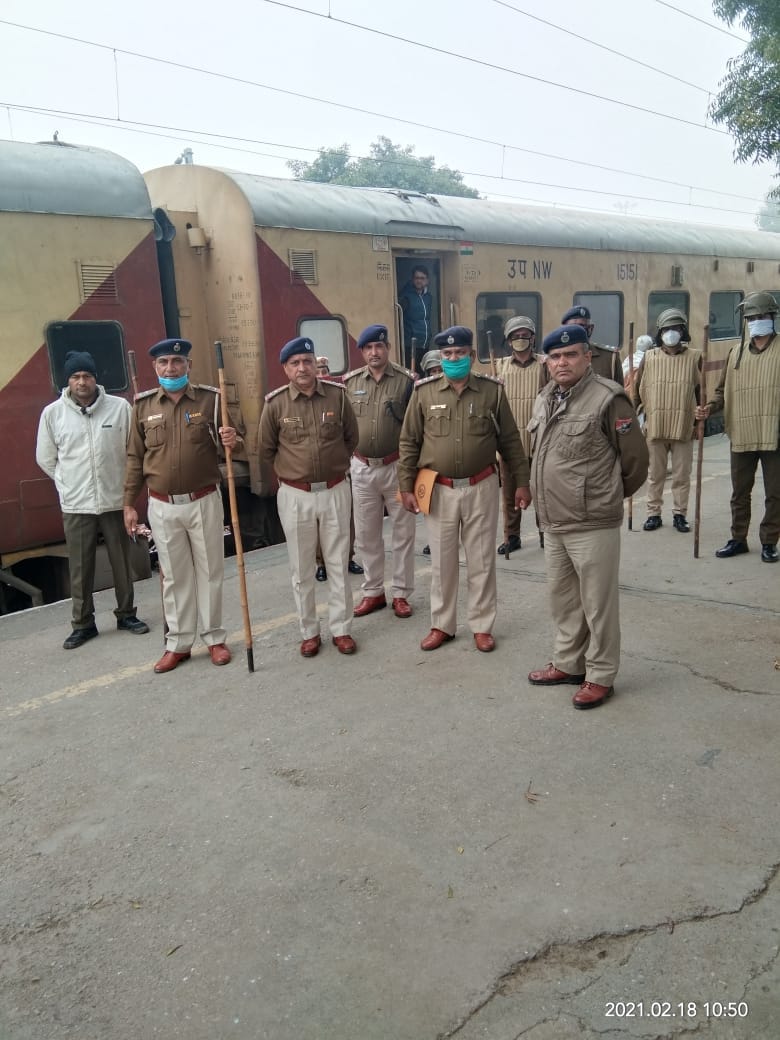 किसानों के रेल रोको को लेकर स्टेशन पर पुलिस तैनात