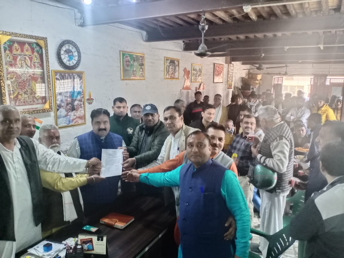 डीआईजी अशोक कुमार की बहाली को लेकर भाजपा विधायक को सौंपा ज्ञापन