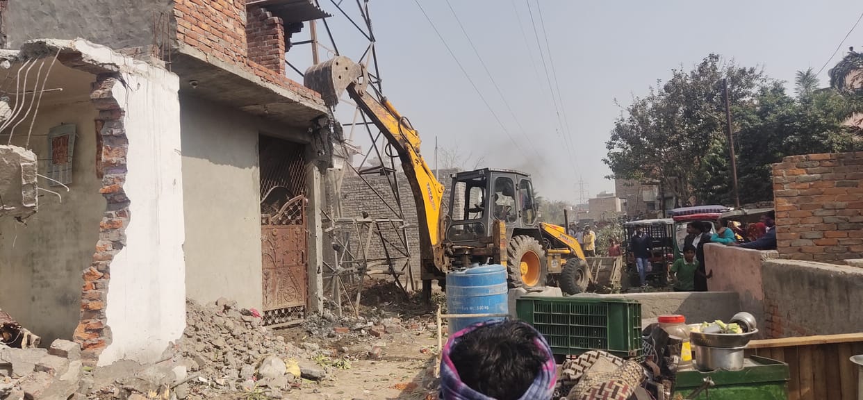 प्रताप विहार में हरित पट्टी पर बने 50 घरों पर चला निगम का बुलडोजर