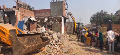 प्रताप विहार में हरित पट्टी पर बने 50 घरों पर चला निगम का बुलडोजर