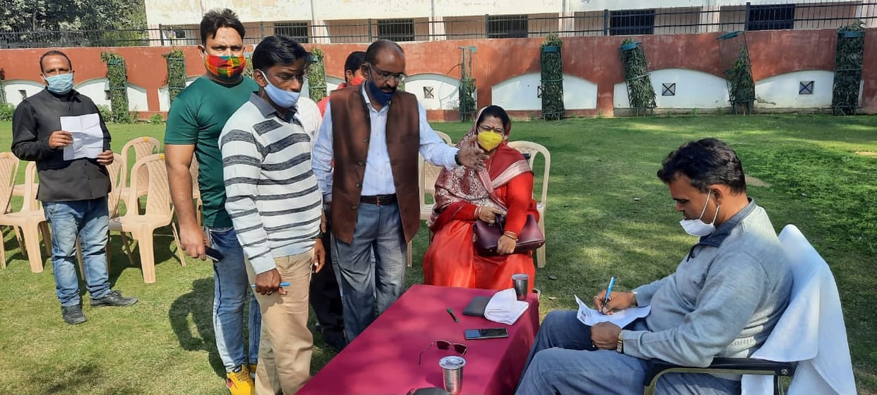 महापुरुषों की प्रतिमाओं पर लाइट लगवाने के लिए कांग्रेसियों ने ज्ञापन दिया