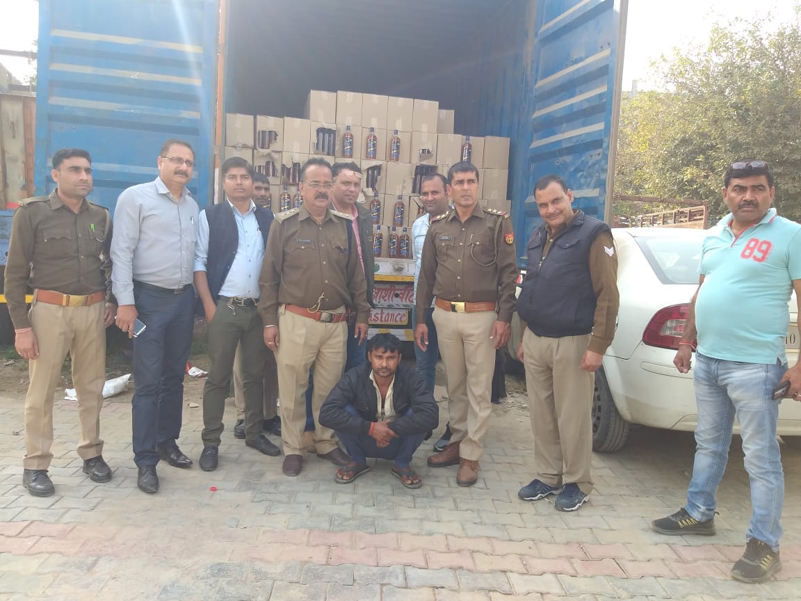 पुलिस ने तस्करी कर लाई गई करीब 50 लाख की शराब पकड़ी 