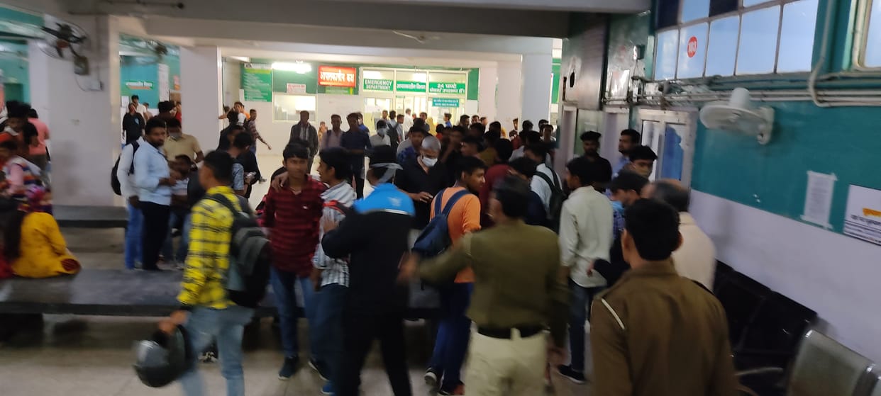 सेना भर्ती में शामिल होने के लिए कोरोना जांच कराने आए युवकों ने किया हंगामा