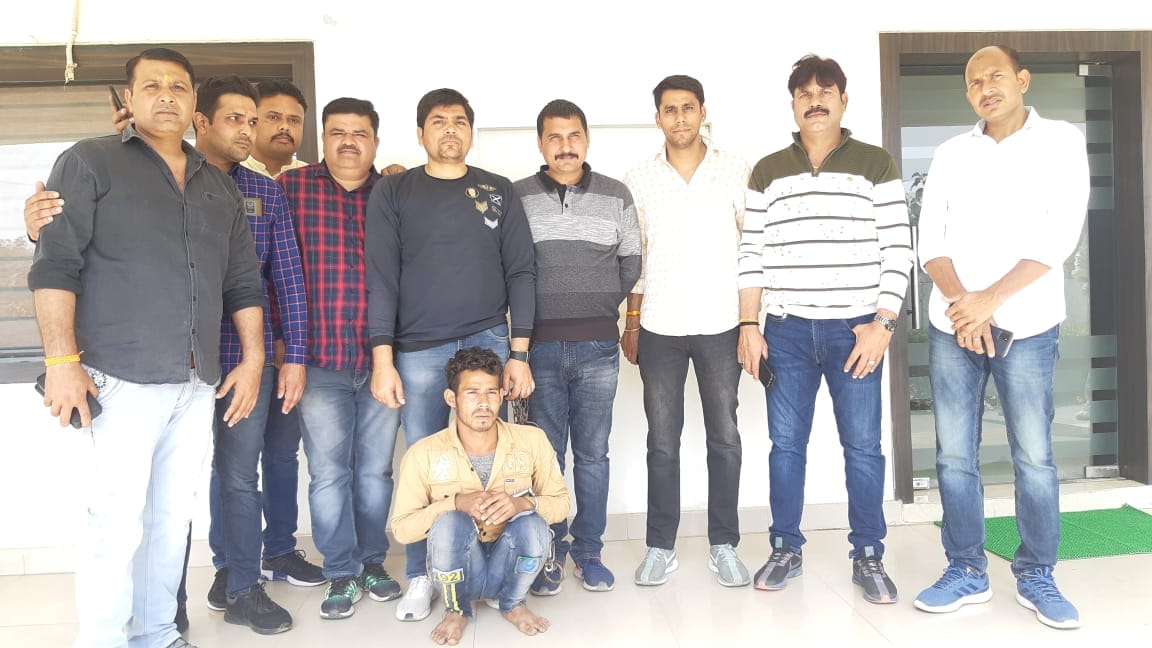 नोएडा से डकैती में वांछित 25 हजार का इनामी गिरफ्तार