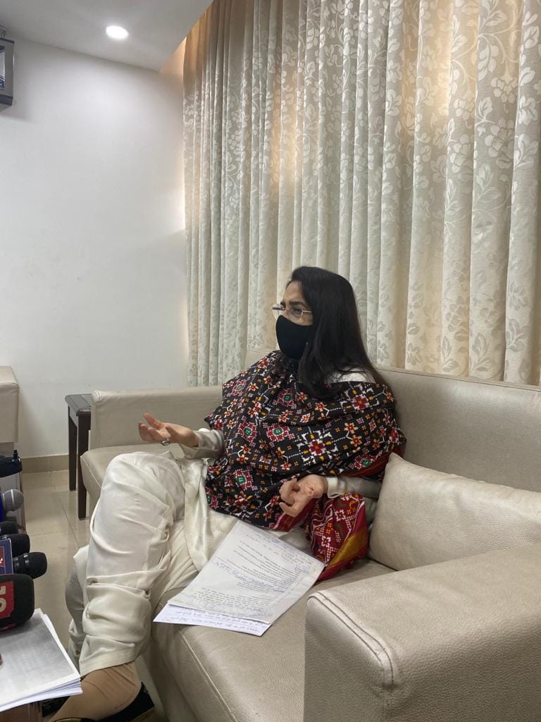 कांग्रेस विधायक किरण चौधरी ने अविश्वास प्रस्ताव पर हस्ताक्षर किए