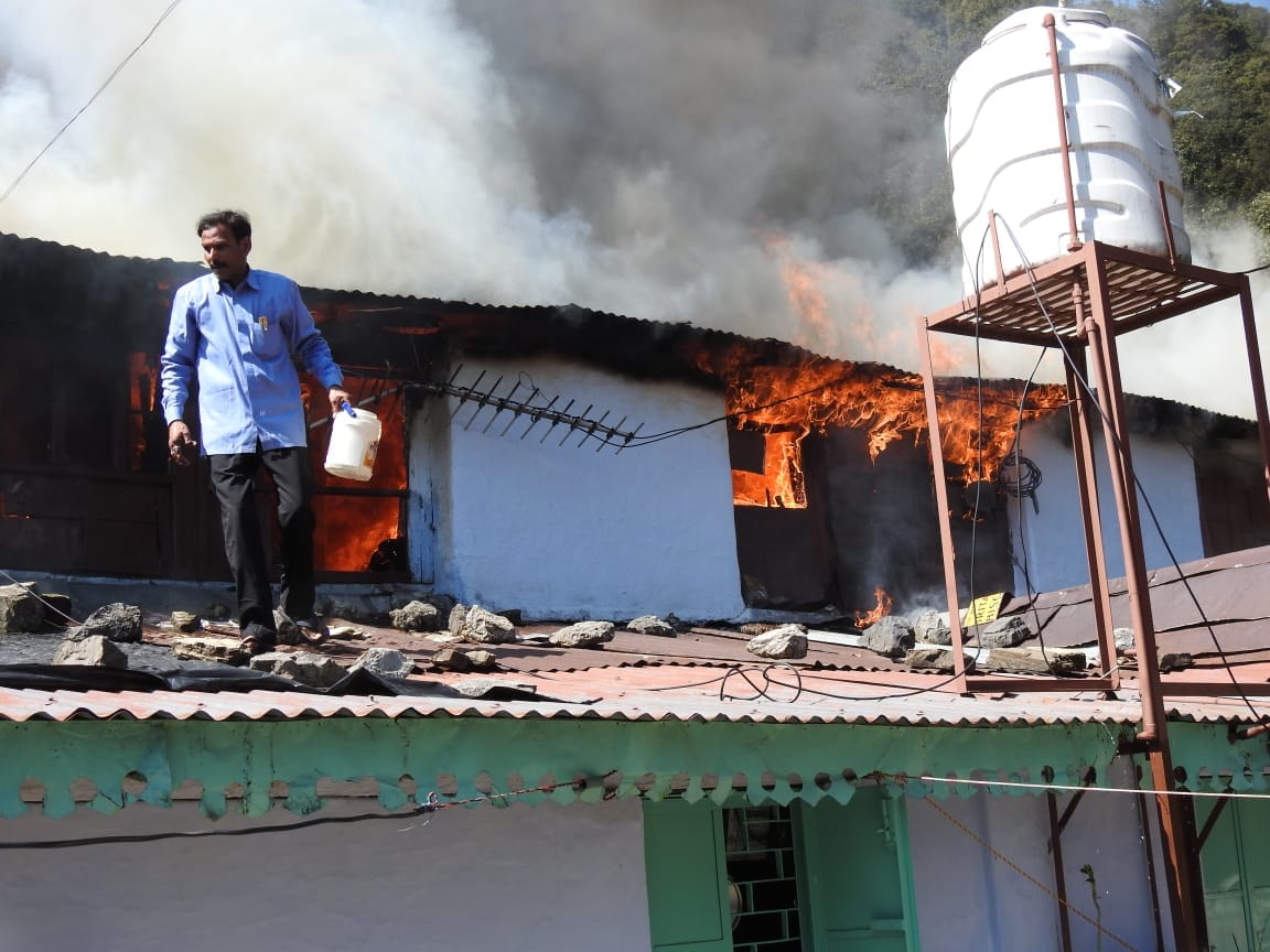 - नैनीताल स्थित छावनी परिषद के आउट हाउस में भीषण अग्निकांड
- आधा दर्जन परिवार रहते हैं आउट हाउस में