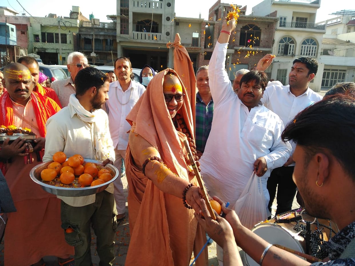 शंकराचार्य जी की भव्य शोभायात्रा निकाली