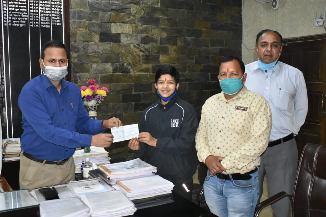 रेसलर अनुष्का पंडित को डीएम ने सौंपी प्रोत्साहन राशि