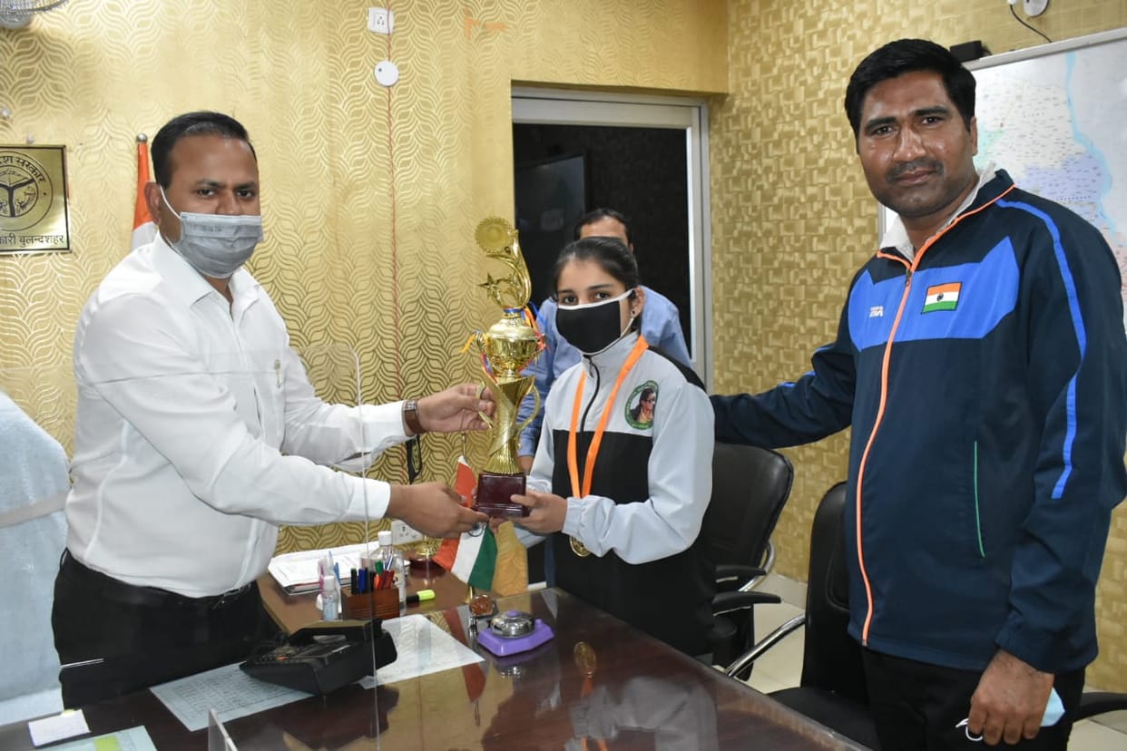 प्रदेश स्तरीय शूटिंग चैंपियनशिप में अव्वल प्रियांशी को डीएम ने किया सम्मानित