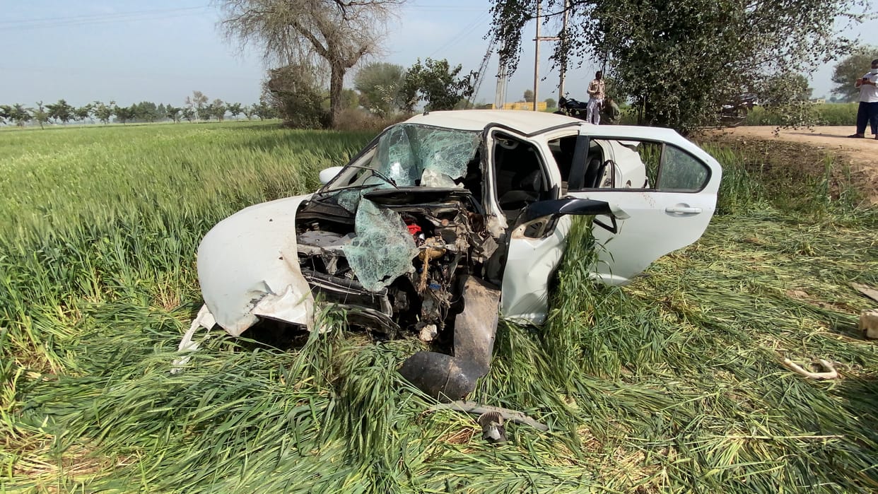 गांव छतरियां के पास मोड़ पर बरात की कार पेड़ से टकराई, दो की मौत, 4 घायल