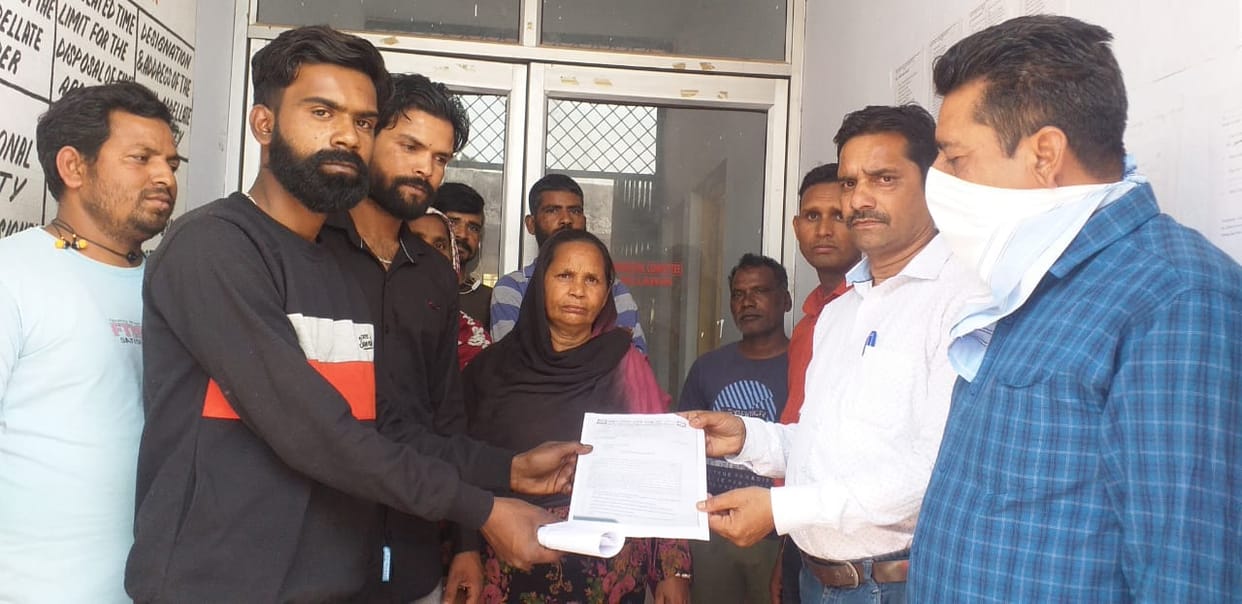 सफाई कर्मचारियों ने नोटिस देकर नगर कमेटी को किया आगाह