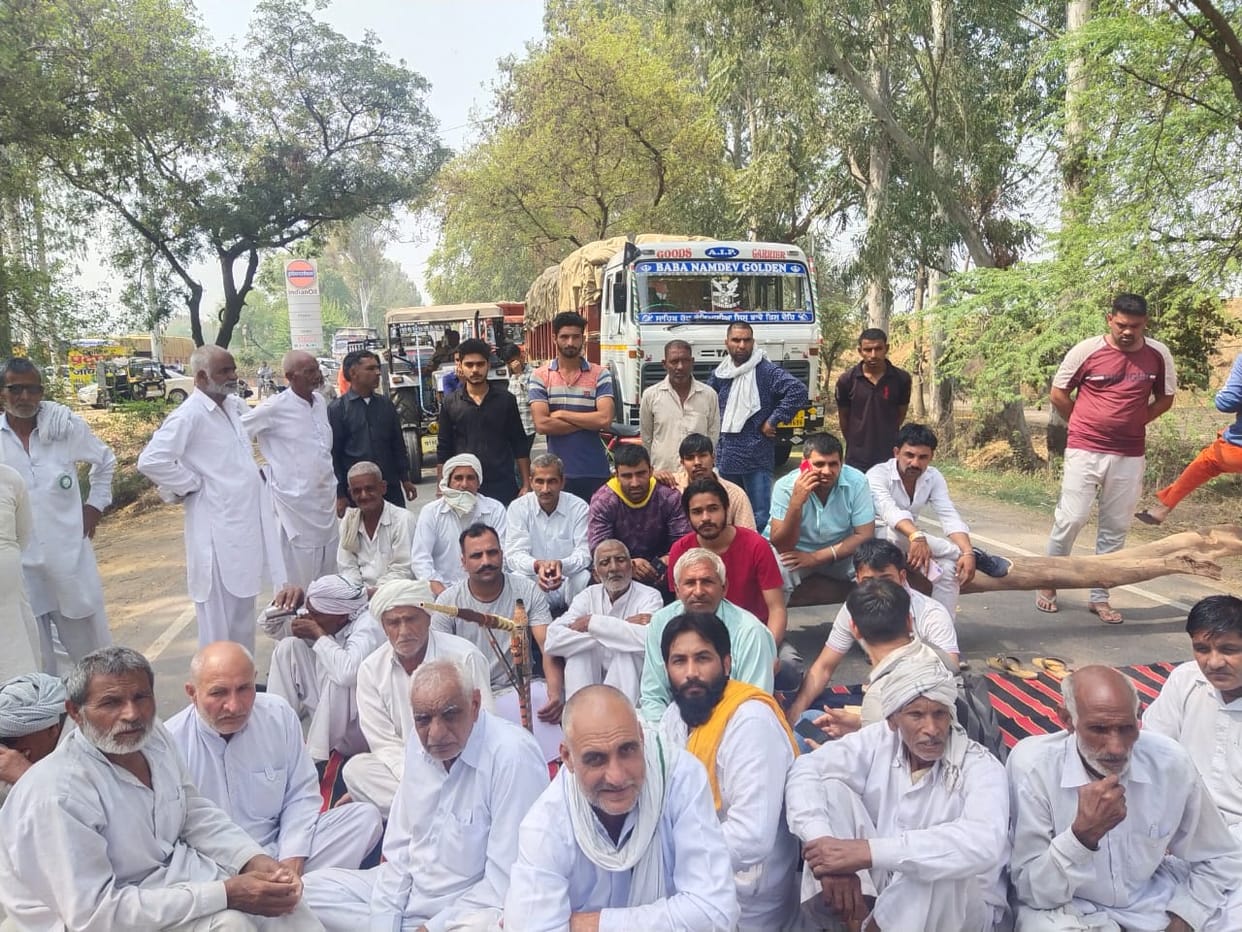 अविश्वास प्रस्ताव मतदान में सरकार का साथ देने वाले विधायकों की खिलाफत में रोड जाम