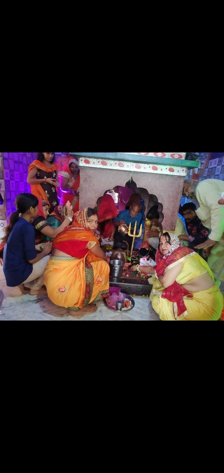 महाशिवरात्रि पर जलाभिषेक के लिए मंदिरों पर लगी भक्तों भीड़