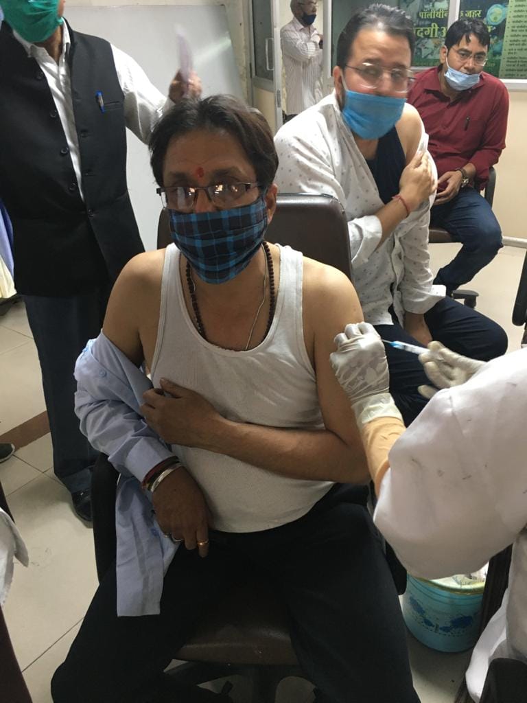 नगरायुक्त व निगम कर्मचारियों ने लगवाई कोरोना वैक्सीन 