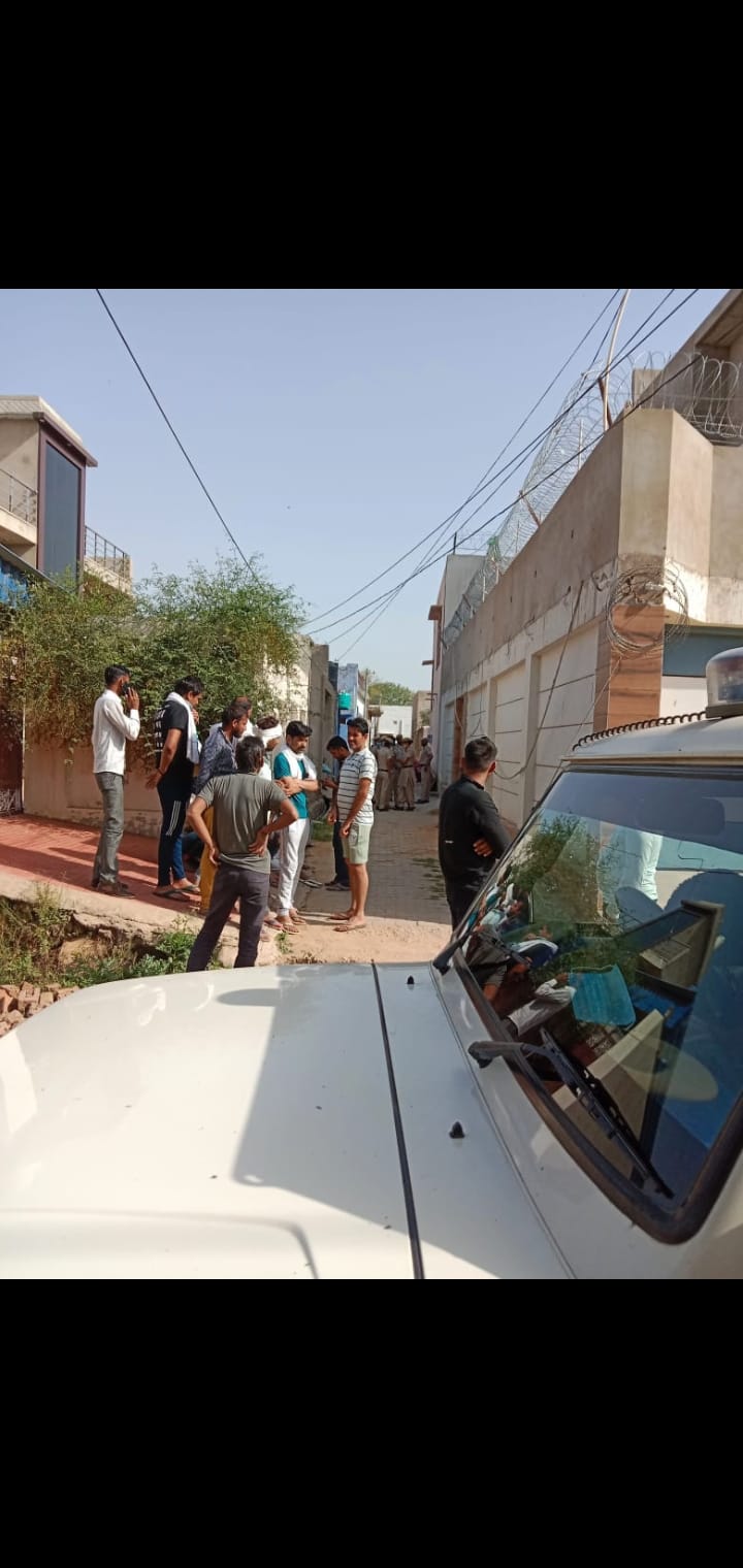 गैंगस्टर चीकू के घर पर पुलिस ने रेड मारी