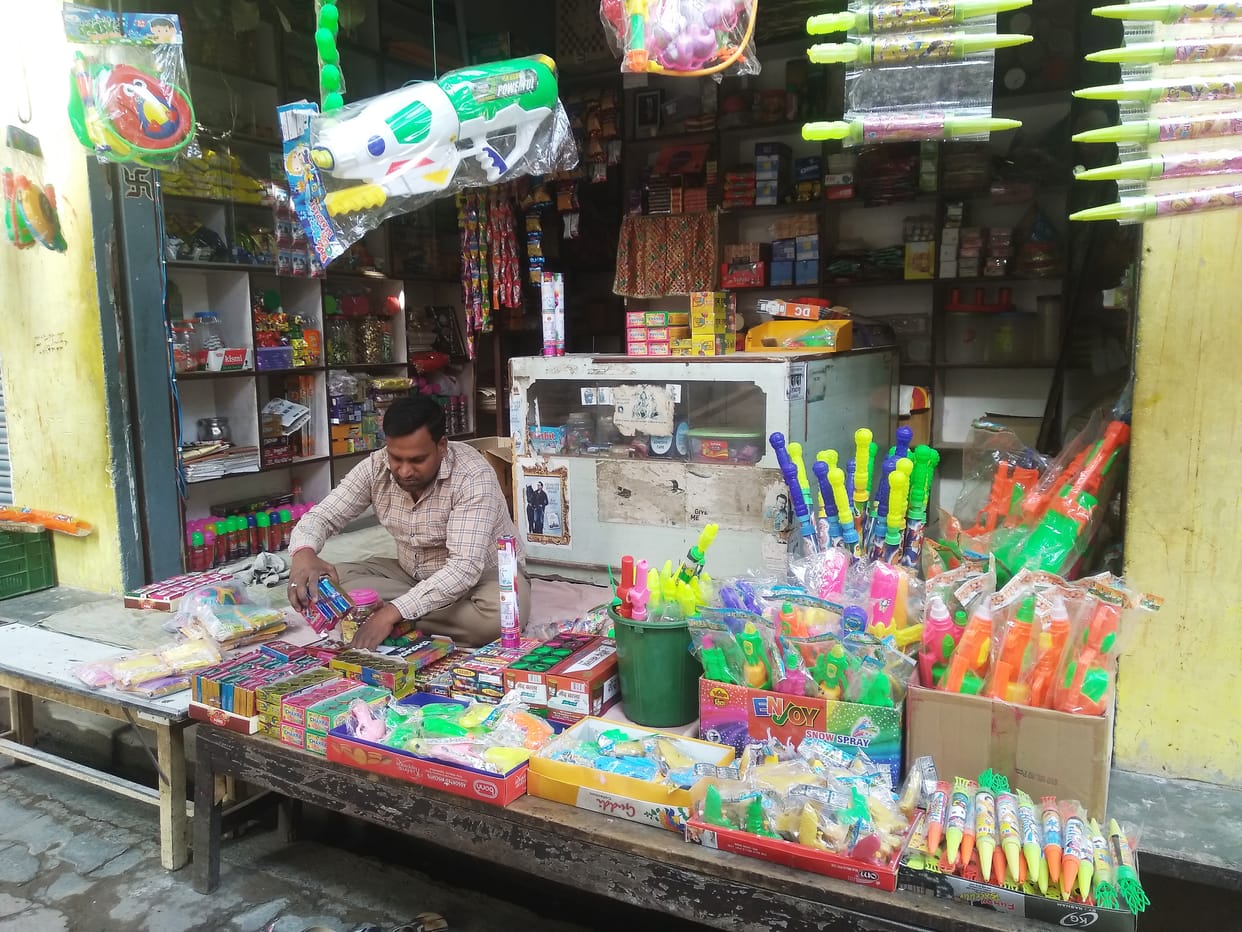रंग-बिरंगी पिचकारी से सजी दुकानें, ग्राहकों का टोटा