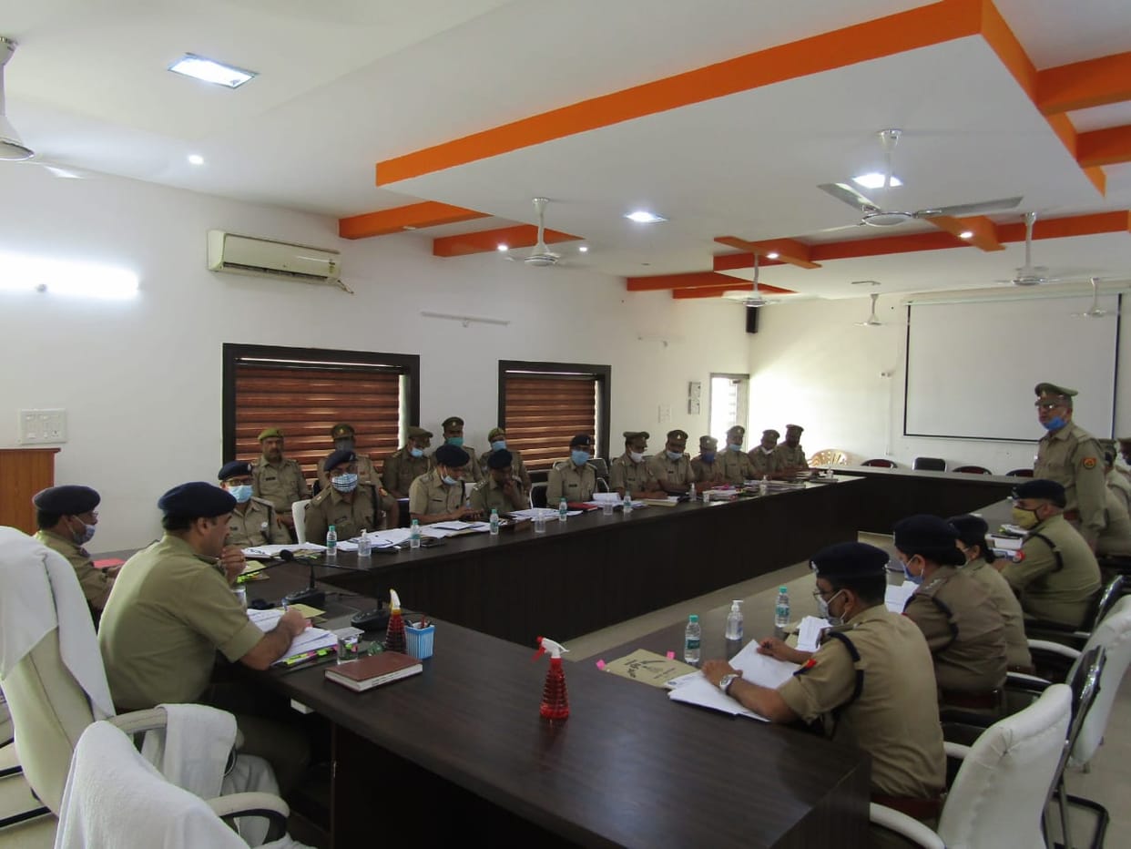 त्योहार और चुनाव को शांतिपूर्ण कराने के लिए सतर्क रहें अफसर: एडीजी
