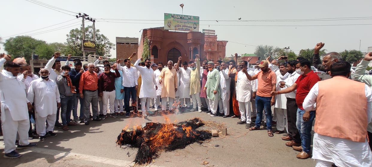 भाजपा कार्यकर्ताओं ने पंजाब सरकार का पुतला जलाकर रोष प्रदर्शन किया