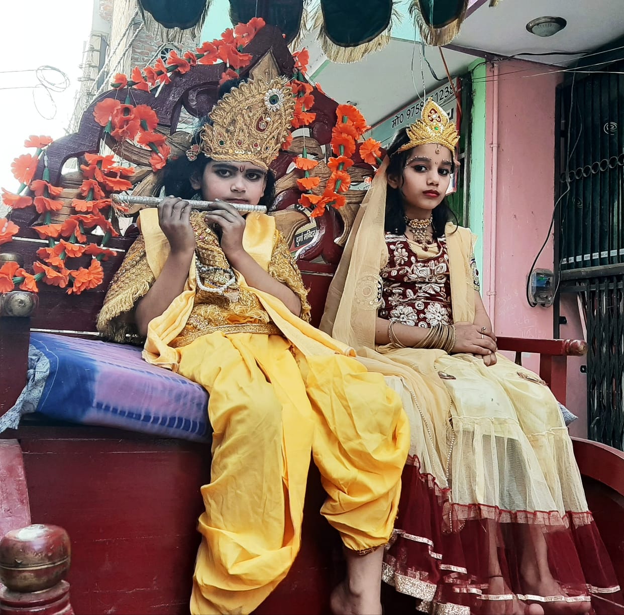 धूमधाम से निकाली भव्य शोभायात्रा