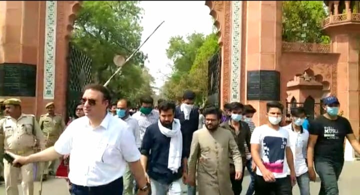 कोविड-19 की दूसरी लहर एएमयू पहुंची, 3 छात्र संक्रमित

प्रभावित छात्रों की बोर्ड परीक्षा रोकी, छात्रावासों में रह रहे छात्रों से घर जाने की अपील की