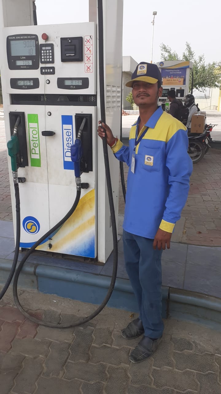 हमको भी मानो फ्रंटलाइन वर्कर, टीकाकरण में दो प्राथमिकता

पेट्रोल पंप के सेल्समैन और सिलेंडर घरों तक पहुंचाने वाले हॉकर ने पत्र लिखकर सरकार से की गुहार