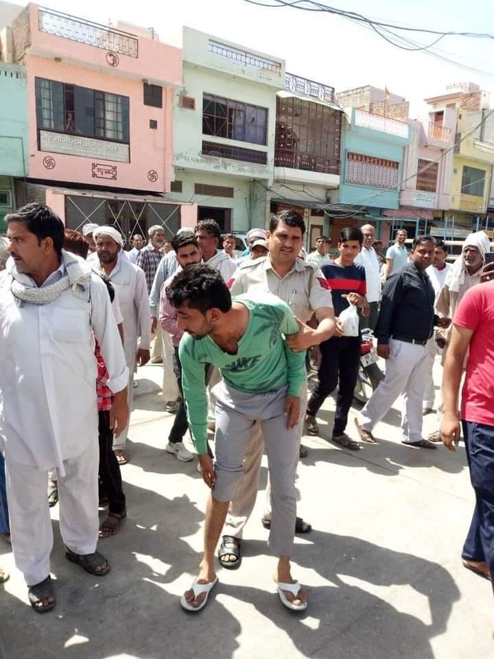 महिला से 8000 रुपये छीनकर भाग रहे बदमाश को बाइक सवार ने पकड़ा