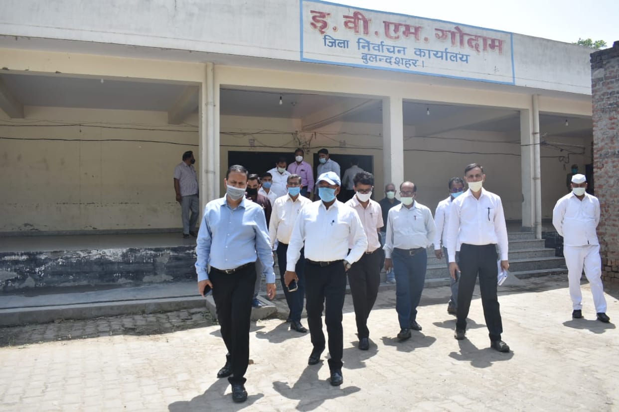 डीएम ने राजनीतिक दलों के प्रतिनिधियों के साथ किया ईवीएम वेयर हाउस का निरीक्षण