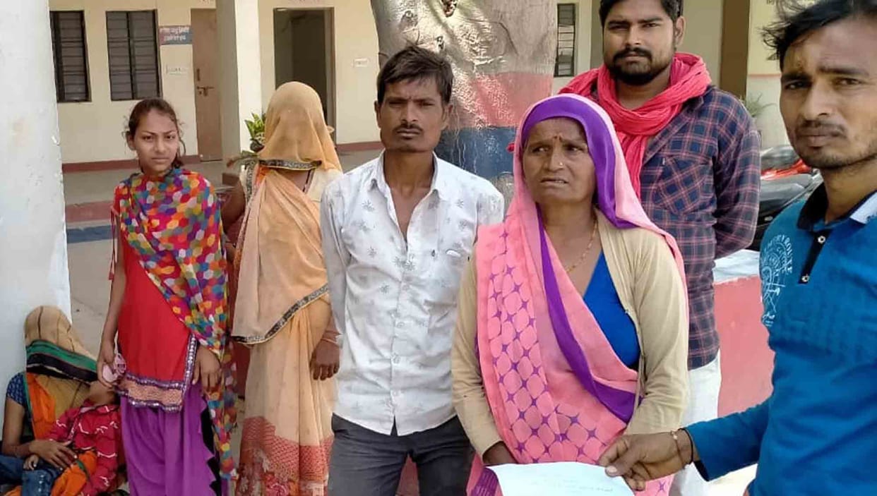 घर में धावा बोलकर छह लोगों से की मारपीट