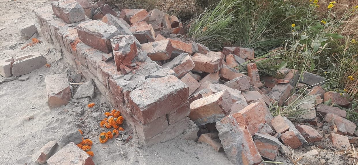 जजपा जिलाध्यक्ष के नाम लगाया गया उद्घाटन पत्थर उखाड़ा