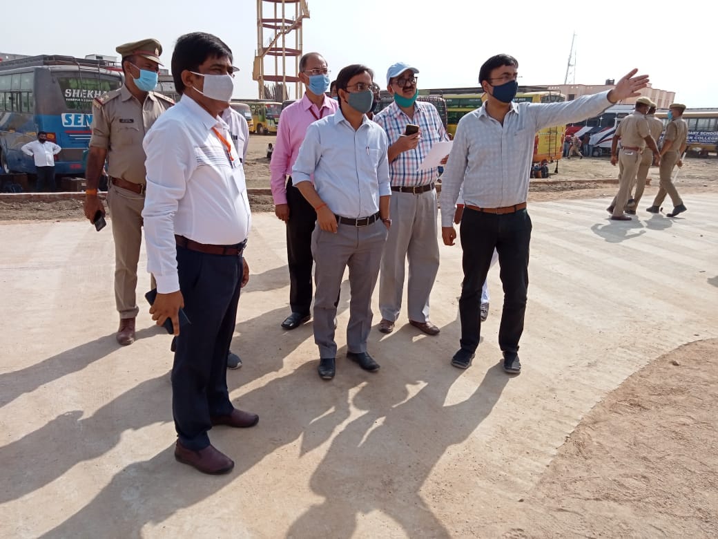 पोलिंग पार्टियों की हुई रवानगी, जिला निर्वाचन अधिकारी ने लिया जायजा