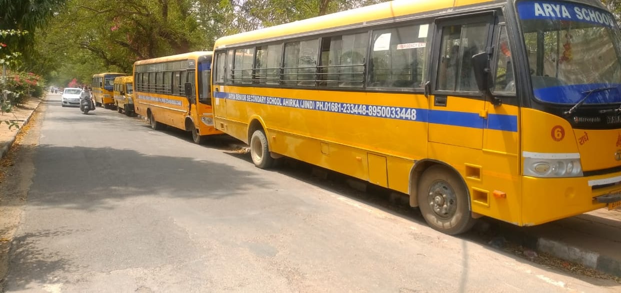 पहली से आठवीं कक्षा तक स्कूल बंद करने के विरोध में निजी स्कूल संचालकों का प्रदर्शन आज, लघु सचिवालय परिसर में खड़ी कीं 100 से अधिक बसें
