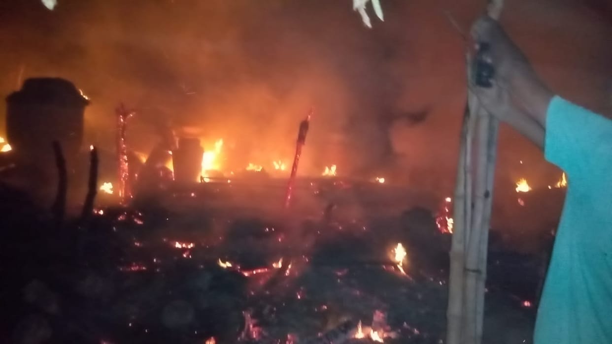 आग में 38 फूस के मकान जलकर राख