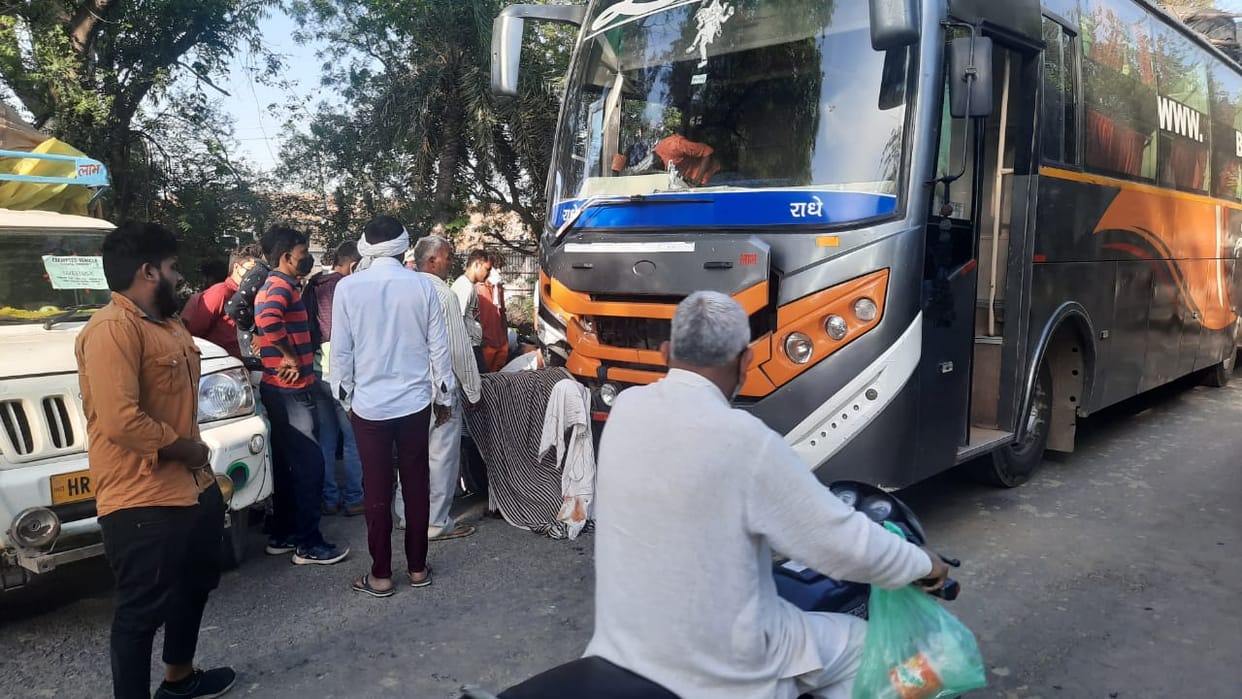 सब्जी मंडी में मजदूरी के लिए जा रहे व्यक्ति को निजी बस ने कुचला, मौत