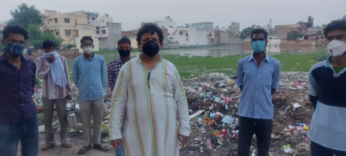 धौर्रा माफी में कूड़ा, गंदगी और जलभराव को लेकर कांग्रेसियों ने प्रदर्शन किया