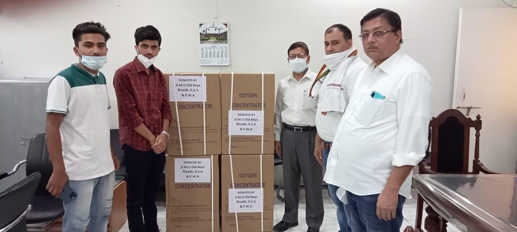 पूर्व छात्रों ने मेडिकल कॉलेज को चार ऑक्सीजन कंसंट्रेटर दान दिए